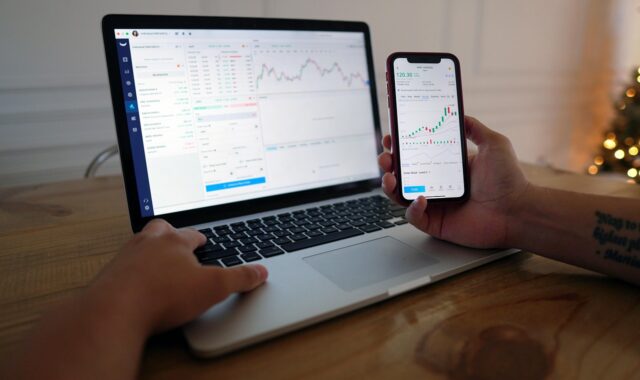 man, computer, stock trading, iphone, hands, finance, day trading, wall street, finances, investor, money, wealth, equity, trader, day trader, investing, investment, banking, stock market, forex, shareholder, financial, investor, investor, investor, equity, trader, trader, trader, trader, stock market, forex, forex, forex, forex, forex